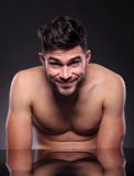 El hombre joven desnudo sonríe en usted imagen de archivo El hombre joven desnudo sonríe en usted imagen de archivo