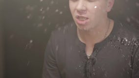 El hombre joven grita y gesticula emocionalmente Vidrio de agua en la cara almacen de video El hombre joven grita y gesticula emocionalmente Vidrio de agua en la cara almacen de video