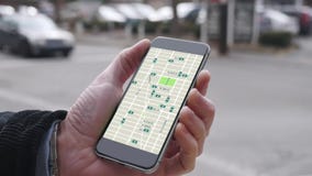 El hombre mira el paseo que comparte modelos de tráfico en Smartphone almacen de metraje de vídeo El hombre mira el paseo que comparte modelos de tráfico en Smartphone almacen de metraje de vídeo