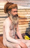 El hombre santo sienta el inmeditation durante Kumbha Mela imágenes de archivo libres de regalías El hombre santo sienta el inmeditation durante Kumbha Mela imágenes de archivo libres de regalías