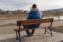 El hombre se sienta en el banco fotografía de archivo libre de regalías El hombre se sienta en el banco fotografía de archivo libre de regalías