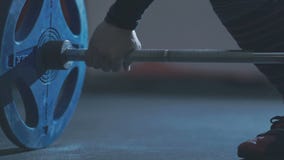 El hombre toma el barbell con sus manos almacen de metraje de vídeo El hombre toma el barbell con sus manos almacen de metraje de vídeo