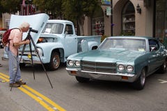 El hombre toma una imagen del EL Camino 1965 de Chevrolet fotografía de archivo El hombre toma una imagen del EL Camino 1965 de Chevrolet fotografía de archivo