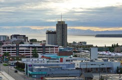El horizonte céntrico de Anchorage Imagen de archivo libre de regalías El horizonte céntrico de Anchorage Imagen de archivo libre de regalías