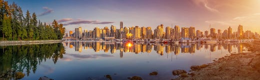 El horizonte hermoso y el puerto de Vancouver con puesta del sol idílica brillan intensamente, Columbia Británica, Canadá imagenes de archivo El horizonte hermoso y el puerto de Vancouver con puesta del sol idílica brillan intensamente, Columbia Británica, Canadá imagenes de archivo