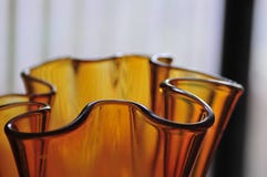 El humor moderno de Amber Glass Art Vase Abstract curva la serie Backgrou imagenes de archivo El humor moderno de Amber Glass Art Vase Abstract curva la serie Backgrou imagenes de archivo