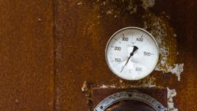 El indicador roto viejo de la temperatura con el fondo oxidado foto de archivo libre de regalías El indicador roto viejo de la temperatura con el fondo oxidado foto de archivo libre de regalías