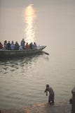 El indio se baña en el Ganges Fotos de archivo El indio se baña en el Ganges Fotos de archivo