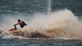El individuo gordo en esquí del jet del montar a caballo del chaleco de vida en el agua del lago, haciendo da vuelta y salta metrajes El individuo gordo en esquí del jet del montar a caballo del chaleco de vida en el agua del lago, haciendo da vuelta y salta metrajes