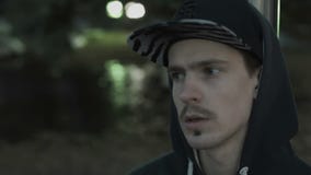 El individuo joven dice algo almacen de video El individuo joven dice algo almacen de video