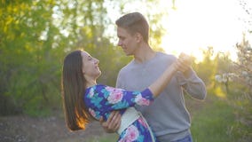 El individuo y la muchacha cari?osos en el verano cultivan un huerto en la puesta del sol metrajes El individuo y la muchacha cari?osos en el verano cultivan un huerto en la puesta del sol metrajes