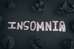 El insomnio de la palabra en un fondo negro con las bolas de papel arrugadas negras alrededor de él imagenes de archivo El insomnio de la palabra en un fondo negro con las bolas de papel arrugadas negras alrededor de él imagenes de archivo