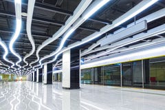 El interior del edificio comercial de la arquitectura moderna llev? el sistema de iluminaci?n imagen de archivo libre de regalías El interior del edificio comercial de la arquitectura moderna llev? el sistema de iluminaci?n imagen de archivo libre de regalías