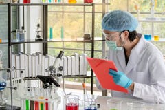 El investigador del científico de los hombres está recopilando datos en laboratorio imagen de archivo El investigador del científico de los hombres está recopilando datos en laboratorio imagen de archivo