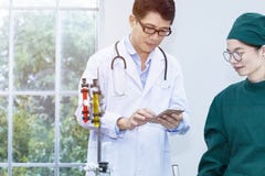 El investigador hermoso mayor y la mujer hermosa joven médicos studen fotografía de archivo El investigador hermoso mayor y la mujer hermosa joven médicos studen fotografía de archivo