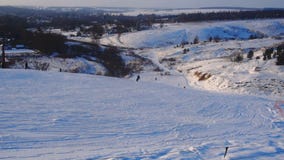 El invierno del paisaje desliza la estación de esquí, remonte, yendo abajo de snowboarders y de esquiadores en declive almacen de metraje de vídeo El invierno del paisaje desliza la estación de esquí, remonte, yendo abajo de snowboarders y de esquiadores en declive almacen de metraje de vídeo