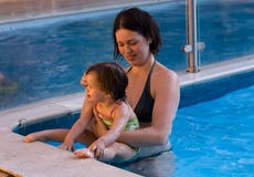 El juego del bebé con su madre en piscina imagenes de archivo El juego del bebé con su madre en piscina imagenes de archivo