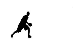 El jugador de básquet llena la bola la lanza adelante Silueta Cámara lenta metrajes El jugador de básquet llena la bola la lanza adelante Silueta Cámara lenta metrajes