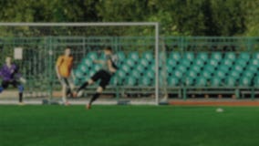 El jugador de fútbol que pasa la bola, compañero de equipo golpea una bola y anota una meta, portero falta la meta, campeonato de almacen de metraje de vídeo El jugador de fútbol que pasa la bola, compañero de equipo golpea una bola y anota una meta, portero falta la meta, campeonato de almacen de metraje de vídeo