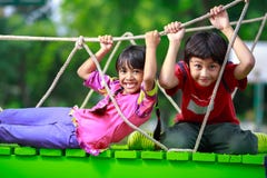 El jugar asiático feliz del niño imágenes de archivo libres de regalías El jugar asiático feliz del niño imágenes de archivo libres de regalías