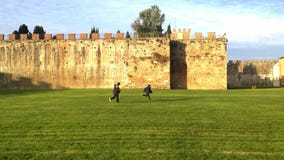 El jugar de los niños al aire libre en Pisa, Italia Imágenes de archivo libres de regalías El jugar de los niños al aire libre en Pisa, Italia Imágenes de archivo libres de regalías