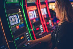El jugar del casino de la máquina tragaperras fotos de archivo libres de regalías El jugar del casino de la máquina tragaperras fotos de archivo libres de regalías