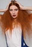 El jugar modelo femenino con el pelo muy rizado Imágenes de archivo libres de regalías El jugar modelo femenino con el pelo muy rizado Imágenes de archivo libres de regalías