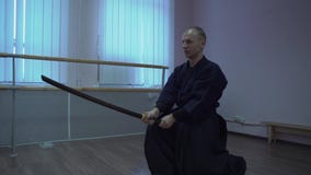 El kendo principal en kimono realiza ejercicios con la espada en el orgullo de Halloween almacen de video El kendo principal en kimono realiza ejercicios con la espada en el orgullo de Halloween almacen de video