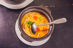 El kong o Tom del ñame de Tom yum, ñame de Tom es una sopa clara picante típica en Tailandia y no 1 cocina tailandesa del plato K foto de archivo El kong o Tom del ñame de Tom yum, ñame de Tom es una sopa clara picante típica en Tailandia y no 1 cocina tailandesa del plato K foto de archivo