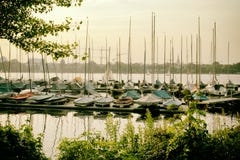 El lago Alster en yate del barco de navegación de Hamburgo Alemania se divierte el agua imagen de archivo El lago Alster en yate del barco de navegación de Hamburgo Alemania se divierte el agua imagen de archivo