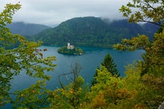 El lago sangró con la iglesia del St Marys de la suposición en la pequeña isla Eslovenia, Europa foto de archivo libre de regalías El lago sangró con la iglesia del St Marys de la suposición en la pequeña isla Eslovenia, Europa foto de archivo libre de regalías