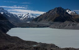 El lago Tasman por el glaciar de Tasman en el Aoraki/Mt Cocine a National Park en la isla del sur en Nueva Zelanda fotos de archivo El lago Tasman por el glaciar de Tasman en el Aoraki/Mt Cocine a National Park en la isla del sur en Nueva Zelanda fotos de archivo