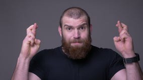 El lanzamiento del primer del hombre caucásico muscular hermoso adulto con la barba que gesticulaba los fingeres cruzó estar ansi almacen de metraje de vídeo El lanzamiento del primer del hombre caucásico muscular hermoso adulto con la barba que gesticulaba los fingeres cruzó estar ansi almacen de metraje de vídeo