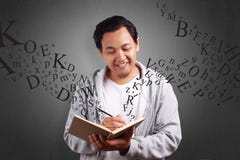 El libro de lectura del hombre joven sonrió expresión imágenes de archivo libres de regalías El libro de lectura del hombre joven sonrió expresión imágenes de archivo libres de regalías