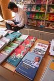 El libro de lectura vietnamita masculino en la librería, los libros que se centran en Vo Nguyen Giap se considera uno de los mili fotografía de archivo El libro de lectura vietnamita masculino en la librería, los libros que se centran en Vo Nguyen Giap se considera uno de los mili fotografía de archivo