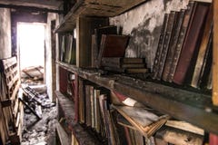 El libro quemó en un estante para libros después de un fuego imagen de archivo El libro quemó en un estante para libros después de un fuego imagen de archivo