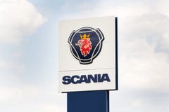 El logotipo sueco de la compañía de Scania AB en la representación del servicio establece jefatura Imagen de archivo libre de regalías El logotipo sueco de la compañía de Scania AB en la representación del servicio establece jefatura Imagen de archivo libre de regalías