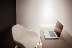 El lugar de trabajo del programador, ordenador port?til con c?digo del proyecto Desarrollo de p?ginas web y de usos fotos de archivo El lugar de trabajo del programador, ordenador port?til con c?digo del proyecto Desarrollo de p?ginas web y de usos fotos de archivo