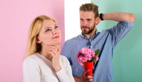 El machista le gusta sorprender a la mujer El ramo florece idea siempre agradable del regalo Fecha que espera de la muchacha para foto de archivo El machista le gusta sorprender a la mujer El ramo florece idea siempre agradable del regalo Fecha que espera de la muchacha para foto de archivo