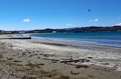 El mar traslapa suavemente en la playa arenosa en la bahía de Lyall cerca de Wellington en Nueva Zelanda imágenes de archivo libres de regalías El mar traslapa suavemente en la playa arenosa en la bahía de Lyall cerca de Wellington en Nueva Zelanda imágenes de archivo libres de regalías