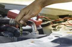 El mecánico de automóviles utiliza la mano del motor de comprobación o de fijación del técnico imágenes de archivo libres de regalías El mecánico de automóviles utiliza la mano del motor de comprobación o de fijación del técnico imágenes de archivo libres de regalías