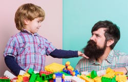 El mejor fin de semana nunca Ocio feliz de la familia pequeño muchacho con el papá que juega así como el juguete del ladrillo Des foto de archivo El mejor fin de semana nunca Ocio feliz de la familia pequeño muchacho con el papá que juega así como el juguete del ladrillo Des foto de archivo