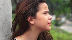 El mirar fijamente adolescente serio de la muchacha imagen de archivo El mirar fijamente adolescente serio de la muchacha imagen de archivo