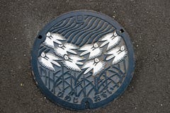 El modelo de la naturaleza de la belleza de la cubierta de boca de Japan’s en la acera fotos de archivo libres de regalías El modelo de la naturaleza de la belleza de la cubierta de boca de Japan’s en la acera fotos de archivo libres de regalías