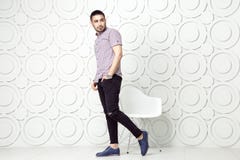 El modelo de moda barbudo joven en estilo sport está presentando cerca del fondo blanco de la pared del círculo Tiro del estudio Fotos de archivo libres de regalías El modelo de moda barbudo joven en estilo sport está presentando cerca del fondo blanco de la pared del círculo Tiro del estudio Fotos de archivo libres de regalías