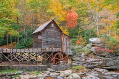El molino del grano para moler de la cala del claro en Virginia Occidental foto de archivo libre de regalías El molino del grano para moler de la cala del claro en Virginia Occidental foto de archivo libre de regalías