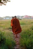 El monje de caminar de Tailandia recibe las comidas en el tiempo de mañana imagen de archivo El monje de caminar de Tailandia recibe las comidas en el tiempo de mañana imagen de archivo
