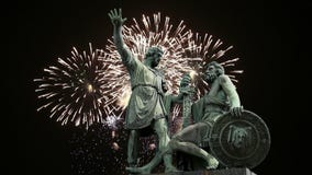 El monumento de Minin y de Pojarsky fue erigido en 1818 y los fuegos artificiales, Plaza Roja en Moscú, Rusia metrajes El monumento de Minin y de Pojarsky fue erigido en 1818 y los fuegos artificiales, Plaza Roja en Moscú, Rusia metrajes