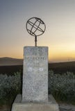 El monumento del C?rculo Polar ?rtico encendido por el sol de medianoche imágenes de archivo libres de regalías El monumento del C?rculo Polar ?rtico encendido por el sol de medianoche imágenes de archivo libres de regalías