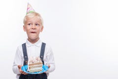 El muchacho bonito está celebrando su cumpleaños con la diversión foto de archivo El muchacho bonito está celebrando su cumpleaños con la diversión foto de archivo